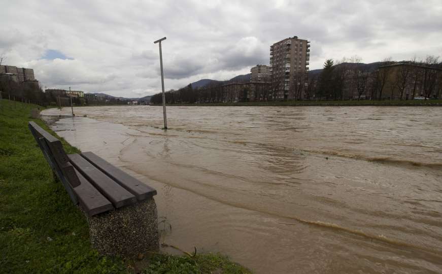 Rijeka Bosna se izlila iz korita i stvorila brojne probleme na području ZDK-a